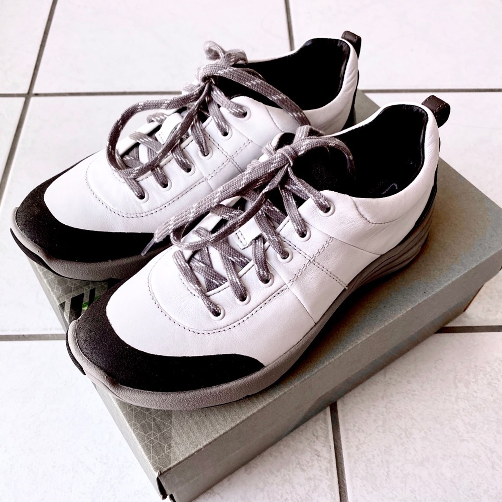 NWT Clarks Waterproof Wave Andes Shoes